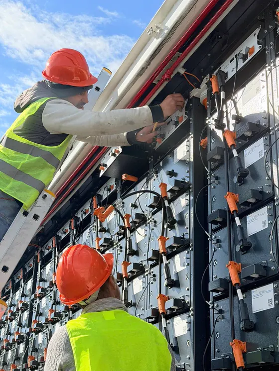 Tehnicieni Rexenerg conectează și verifică modulele unui sistem BESS