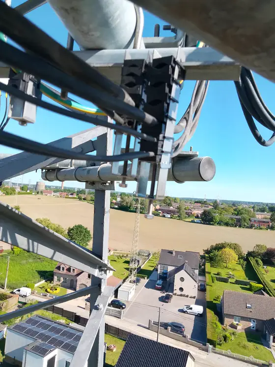 Echipament telecom montat la înălțime