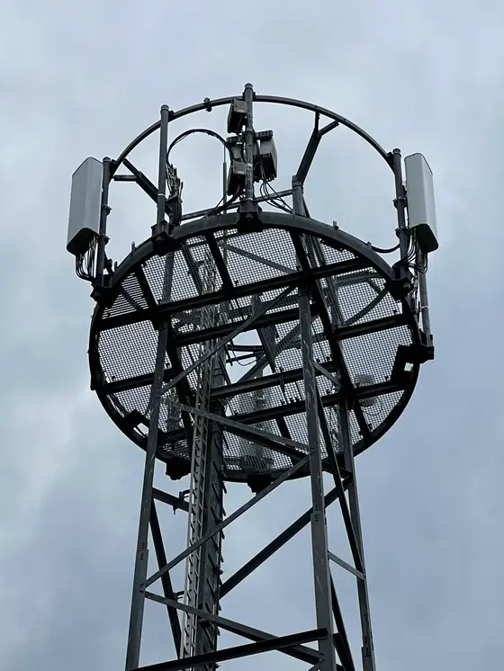 Structură de turn telecom cu echipamente montate